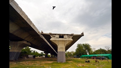 Project to ease jams on freight and commuter corridors with resurfacing, joint repairs and crash barriers; tenders floated for works starting soon. (HT Archive) Project to ease jams on freight and commuter corridors with resurfacing, joint repairs and crash barriers; tenders floated for works starting soon. (HT Archive)