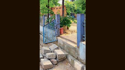 The park has broken gates, poor sanitation, overgrown vegetation and rat infestations. (HT Photo) The park has broken gates, poor sanitation, overgrown vegetation and rat infestations. (HT Photo)