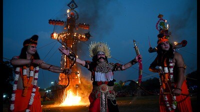 Theatre artistes perform as Ravana effigy goes up in flames at Sector-17 Parade Ground in Chandigarh on Thursday. (Keshav Singh/HT) Theatre artistes perform as Ravana effigy goes up in flames at Sector-17 Parade Ground in Chandigarh on Thursday. (Keshav Singh/HT)