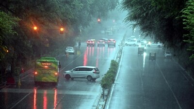 Rainfall spell in the capital and its nearby areas on Tuesday brought some relief from the humid weather. (Arvind Yadav/Hindustan Times) Rainfall spell in the capital and its nearby areas on Tuesday brought some relief from the humid weather. (Arvind Yadav/Hindustan Times)