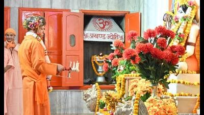 Uttar Pradesh chief minister Yogi Adityanath performing rituals at the Gorakhnath temple on Vijayadashami on Oct 2. (HT photo)
