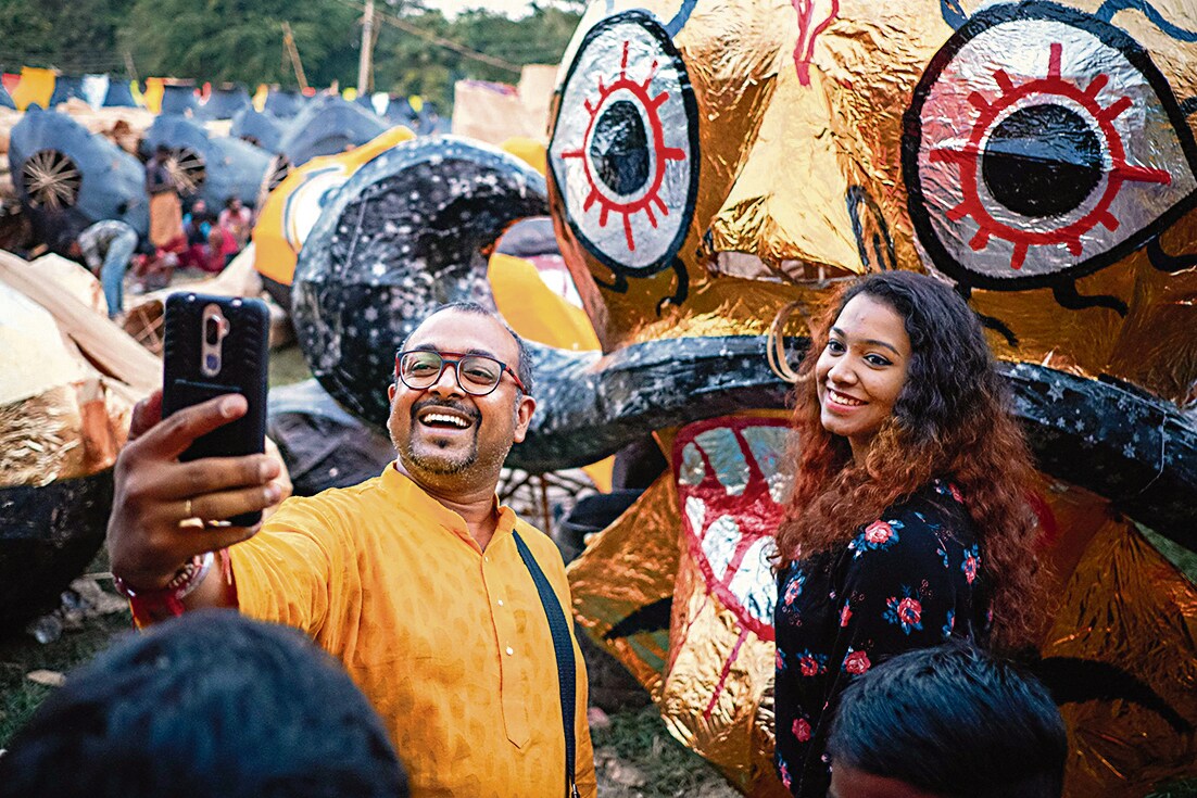 Don't miss taking selfies with the Ravana during heritage walks! (Photo: DelhiByFoot) Don't miss taking selfies with the Ravana during heritage walks! (Photo: DelhiByFoot)