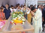 People paying tribute to classical vocalist pt Chhannu Lal Mishra in Varanasi (HT Photo) People paying tribute to classical vocalist pt Chhannu Lal Mishra in Varanasi (HT Photo)