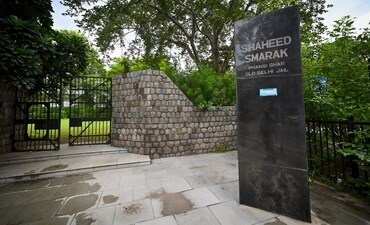 The Shaheedi Park 'phansi ghar’ memorial, with the monolith honouring freedom fighters said to have been executed at the colonial prison, seen across the street from the MAMC campus. (Sanchit Khanna/HT photo) The Shaheedi Park 'phansi ghar’ memorial, with the monolith honouring freedom fighters said to have been executed at the colonial prison, seen across the street from the MAMC campus. (Sanchit Khanna/HT photo)