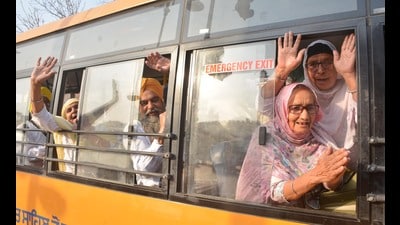 After the Union government allowed the Sikh jatha to go to Pakistan to visit the historic gurdwaras on the occasion of Parkash Gurpurb (birth anniversary) of Guru Nanak Dev, the Shiromani Gurdwara Parbandhak Committee (SGPC) has set up district-wise centres for devotees travelling to Pakistan to complete their visa fee payment and other required documentation. (HT File) After the Union government allowed the Sikh jatha to go to Pakistan to visit the historic gurdwaras on the occasion of Parkash Gurpurb (birth anniversary) of Guru Nanak Dev, the Shiromani Gurdwara Parbandhak Committee (SGPC) has set up district-wise centres for devotees travelling to Pakistan to complete their visa fee payment and other required documentation. (HT File)