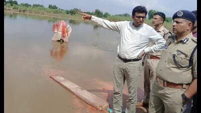 Agra DM Aravind Mallappa Bangari and police commissioner Deepak Kumar at the site of the incident in Khairagarh, on Friday. (HT)
