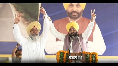 CM Bhagwant Mann with Harmeet Singh Sandhu during a rally in Tarn Taran on Friday. (HT) CM Bhagwant Mann with Harmeet Singh Sandhu during a rally in Tarn Taran on Friday. (HT)