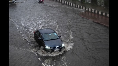 Capital may see light rain Oct 5, heavier spells with gusty winds up to 50 kmph till Oct 7; temperatures to dip as cold northwesterlies set in. (Arvind Yadav/HT Photo) Capital may see light rain Oct 5, heavier spells with gusty winds up to 50 kmph till Oct 7; temperatures to dip as cold northwesterlies set in. (Arvind Yadav/HT Photo)