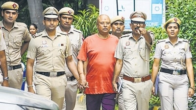 Delhi Police with the accused, Chaitanyananda Saraswati, at Vasant Kunj police station in New Delhi (HT_PRINT) Delhi Police with the accused, Chaitanyananda Saraswati, at Vasant Kunj police station in New Delhi (HT_PRINT)