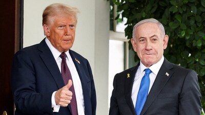 FILE PHOTO: U.S. President Donald Trump gives a thumbs up as he welcomes Israeli Prime Minister Benjamin Netanyahu at the White House in Washington, D.C., U.S., September 29, 2025. REUTERS/Kevin Lamarque/File Photo (REUTERS)