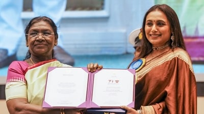 President Droupadi Murmu presents award to Bollywood actor Rani Mukerji during the 71st National Film Awards, in New Delhi, Sept. 23, 2025. (PTI Photo/Shahbaz Khan) (PTI)
