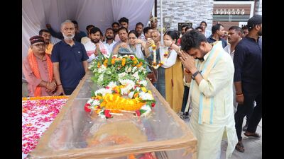 People paying tribute to classical vocalist pt Chhannu Lal Mishra in Varanasi (HT Photo) People paying tribute to classical vocalist pt Chhannu Lal Mishra in Varanasi (HT Photo)
