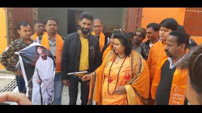 Puja Shakun Pandey symbolically firing at Mahatma Gandhi’s portrait at an event in Aligarh on Mahatma Gandhi’s death anniversary in 2019. (HT File)