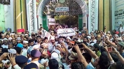 People holding a banner reading 'I love Mohammad' stage a protest outside Naumahal Mosque after the Friday prayers over the 'I love Mohammad' row, in Bareilly (ANI ) People holding a banner reading 'I love Mohammad' stage a protest outside Naumahal Mosque after the Friday prayers over the 'I love Mohammad' row, in Bareilly (ANI )