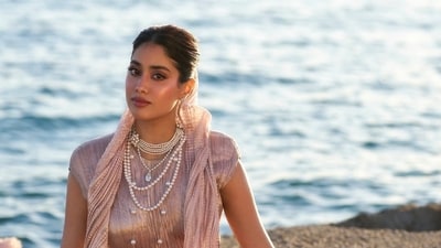 Janhvi Kapoor says she doesn't like the insider-outsider divide. Janhvi Kapoor says she doesn't like the insider-outsider divide.