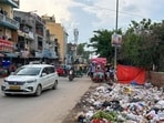 Garbage along the road at Sector 31 near Jharsa Village. (Parveen Kumar/HT)