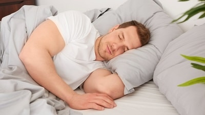 Dr Dushyant advises incorporating specific sleeping positions to alleviate joint strain and improve comfort. (Freepik) Dr Dushyant advises incorporating specific sleeping positions to alleviate joint strain and improve comfort. (Freepik)