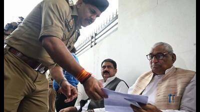 A 14-member delegation led by the LoP in the assembly, Mata Prasad Pandey, was stopped by the UP police as they prepared to visit the violence-hit district. (Mushtaq Ali/HT Photo) A 14-member delegation led by the LoP in the assembly, Mata Prasad Pandey, was stopped by the UP police as they prepared to visit the violence-hit district. (Mushtaq Ali/HT Photo)