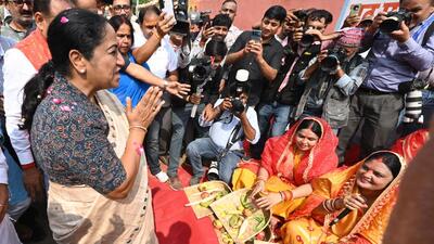 Accompanied by water minister Pravesh Singh and development minister Kapil Mishra, Gupta visited several sites including Shyam Ghat, Geeta Colony, Sonia Vihar, Boat Club and Hathi Ghat, where she was greeted by women singing traditional Chhath songs. (Arvind Yadav/HT Photo) Accompanied by water minister Pravesh Singh and development minister Kapil Mishra, Gupta visited several sites including Shyam Ghat, Geeta Colony, Sonia Vihar, Boat Club and Hathi Ghat, where she was greeted by women singing traditional Chhath songs. (Arvind Yadav/HT Photo)