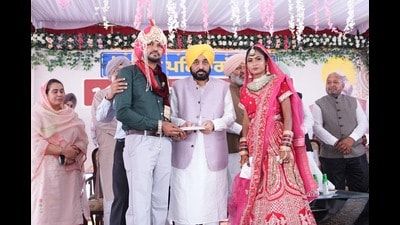 Blessing newly-wedded couples at an event, Chief minister Bhagwant Singh Mann said that a successful marital life is founded on mutual trust and balance. He also distributed cheques as shagun to newly-wed couples. (HT Photo)