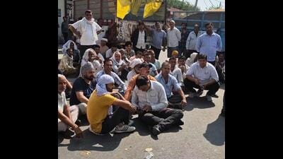 Farmers during a protest outside Karnal grain mandi on Satuday. (HT Photo) Farmers during a protest outside Karnal grain mandi on Satuday. (HT Photo)