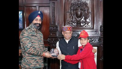 Himachal Pradesh governor Shiv Pratap Shukla and lieutenant general Amrik Singh present an award to a student during the Indian Army’s National Integration Tour under Operation Sadbhavana, in Shimla, on Saturday. (ANI) Himachal Pradesh governor Shiv Pratap Shukla and lieutenant general Amrik Singh present an award to a student during the Indian Army’s National Integration Tour under Operation Sadbhavana, in Shimla, on Saturday. (ANI)