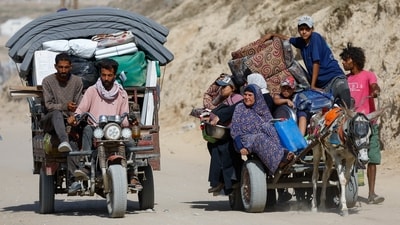Displaced Palestinians fleeing northern Gaza due to an Israeli military operation. (REUTERS)