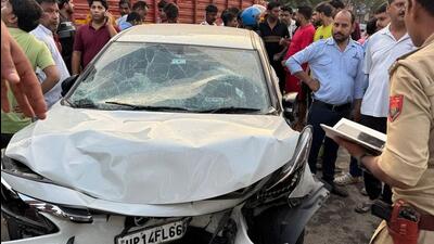 The car rammed into a group of morning walkers at the T-point of GT Road near Rakesh Marg in Ghaziabad. The car rammed into a group of morning walkers at the T-point of GT Road near Rakesh Marg in Ghaziabad.