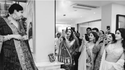 Janhvi and her other relatives were seen getting emotional as bride-to-be Anshula came down all dressed up for her engagement.&nbsp; (Instagram)