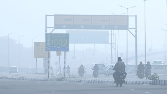 The air quality index in Delhi was in the ‘moderate’ category after a combination of rainfall and steady winds had helped Delhi avoid a sharp rise in pollution levels following Dussehra. But it rose back up, to 114 on Saturday.(HT Photo/ Arvind Yadav)