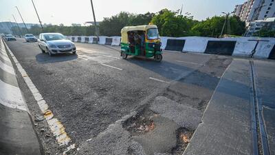 Barapullah phase 2 stretch riddled with potholes and broken patches. (Sanchit Khanna/HT Photo)