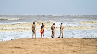 Police and lifeguard patrol Juhu Beach. (File photo) (HT PHOTO)