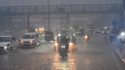 Heavy rain near Akshardam Temple on NH-24 near Vinod Nagar in New Delhi, on Thursday, October 2 (Arvind Yadav/ Hindustan Times) Heavy rain near Akshardam Temple on NH-24 near Vinod Nagar in New Delhi, on Thursday, October 2 (Arvind Yadav/ Hindustan Times)