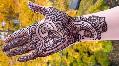 A key part of the celebration is adorning hands with intricate mehendi designs, symbolising love, prosperity, and happiness. The Karwa Chauth themed pattern mixes tiny dots, latticework, a peacock and matka, creating a timeless festive look. (Pinterest) A key part of the celebration is adorning hands with intricate mehendi designs, symbolising love, prosperity, and happiness. The Karwa Chauth themed pattern mixes tiny dots, latticework, a peacock and matka, creating a timeless festive look. (Pinterest)