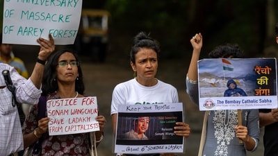 Nature lovers gather at Aarey Colony, Mumbai, to mark six years since the night the trees were felled. The gathering also expresses solidarity with Sonam Wangchuk and all defenders of the environment. (Hindustan Times) Nature lovers gather at Aarey Colony, Mumbai, to mark six years since the night the trees were felled. The gathering also expresses solidarity with Sonam Wangchuk and all defenders of the environment. (Hindustan Times)