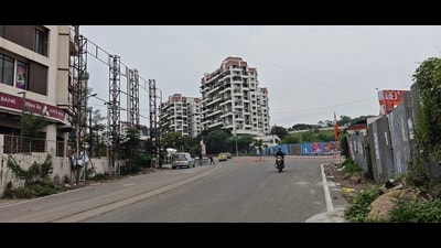 Despite repeated complaints, unauthorised iron structures continue to appear on footpaths, nullah beds, and road junctions, posing safety risks and ruining the urban landscape. (HT PHOTO) Despite repeated complaints, unauthorised iron structures continue to appear on footpaths, nullah beds, and road junctions, posing safety risks and ruining the urban landscape. (HT PHOTO)