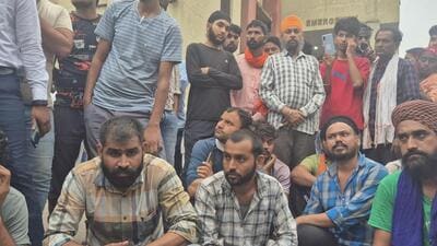 Family members of the deceased protested at the hospital alleging negligence and demanded a fair probe. (HT sourced photo) Family members of the deceased protested at the hospital alleging negligence and demanded a fair probe. (HT sourced photo)