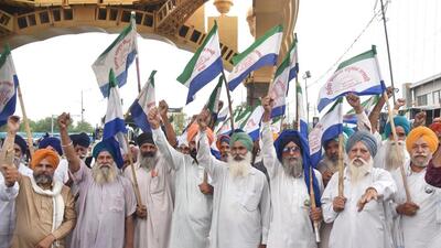 Farmers raising slogans during a protest against the central and state governments over the issue of stubble-burning FIRs and delay in flood compensation, in Amritsar on Monday. (Sameer Sehgal/HT)