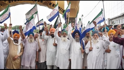 Farmers stage a protest against the central and Punjab government on the issue of stubble burning and floods compassion in Amritsar on Monday. (Sameer Sehgal/HT) Farmers stage a protest against the central and Punjab government on the issue of stubble burning and floods compassion in Amritsar on Monday. (Sameer Sehgal/HT)