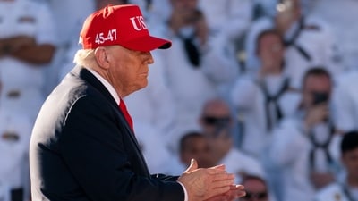 Trump appears to provoke Navy crowd in Virginia into booing Obama, but is met with dead silence (Photographer: Stefani Reynolds/Bloomberg) (Bloomberg) Trump appears to provoke Navy crowd in Virginia into booing Obama, but is met with dead silence (Photographer: Stefani Reynolds/Bloomberg) (Bloomberg)