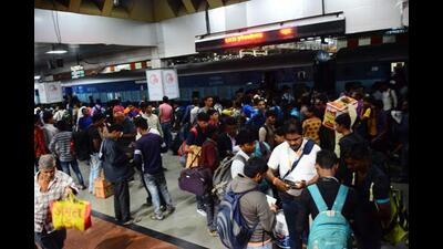 The disruption, which occurred between 7.40 am and 8.40 am, left hundreds of office-goer commuters stranded as they faced delays at the start of the workweek. (REPRESENTATIVE PHOTO)