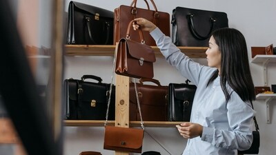 8 Stylish brown handbags every woman needs for work, parties and everyday use (Pexels) 8 Stylish brown handbags every woman needs for work, parties and everyday use (Pexels)