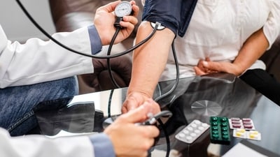 The cardiologist suggests taking blood pressure medicines when it's easiest and best for a patient to remember. (Freepik) The cardiologist suggests taking blood pressure medicines when it's easiest and best for a patient to remember. (Freepik)