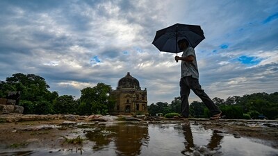 Tourists seen during light rains at Lodhi Garden in Delhi on Monday (Hindustan Times) Tourists seen during light rains at Lodhi Garden in Delhi on Monday (Hindustan Times)