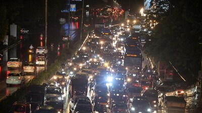 Commuters complained about being stuck in the traffic for hours as heavy downpour lashed Delhi-NCR. (Raj K Raj/Hindustan Times)