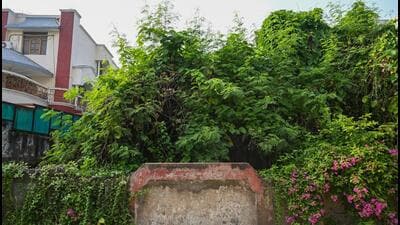 Koli had been charged in 13 cases, and Pandher in six. The cases stemmed from a series of disappearances and murders that came to light in December 2006, when skeletal remains, skulls and bones were discovered near the D-5 bungalow. (Sunil Ghosh/HT Photo)