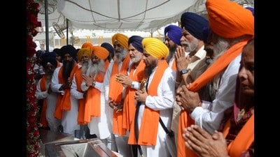 Led by president Giani Harpreet Singh, members of newly formed working committee of the SAD’s breakaway faction paying obeisance in front of Akal Takht at the Golden Temple in Amritsar on Tuesday. (Sameer Sehgal/HT)