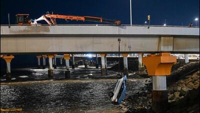 The car was fished out on Wednesday evening using a crane, from a spot around 150 metres away from where it had plunged into the sea (Raju Shinde/ HT Photo) The car was fished out on Wednesday evening using a crane, from a spot around 150 metres away from where it had plunged into the sea (Raju Shinde/ HT Photo)
