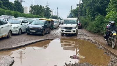 The pothole-filled stretch on Golf course extension road. (HT) The pothole-filled stretch on Golf course extension road. (HT)