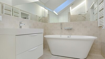 Jeferson Luiz Sagaz, 37, and his partner Ana Carolina Silva, 41, were reported missing, officers found the lifeless bodies of the couple in the motel bathroom. (Representative image) (Pexel)